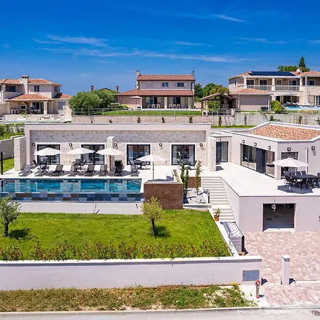 Andrea Double Or Twin With Pool, Balcony And Parking *