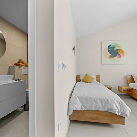 Вилла Andrea Double Or Twin With Pool, Balcony And Parking *