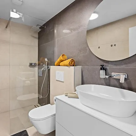 Andrea Double Or Twin With Pool, Balcony And Parking Vila *