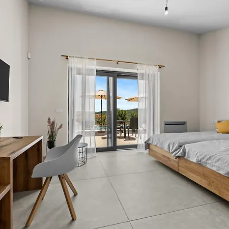 Andrea Double Or Twin With Pool, Balcony And Parking * Vizinada
