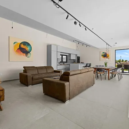 Andrea Double Or Twin With Pool, Balcony And Parking Vila *