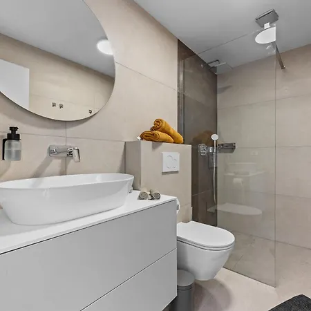 Andrea Double Or Twin With Pool, Balcony And Parking Vila *
