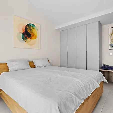 Andrea Double Or Twin With Pool, Balcony And Parking *