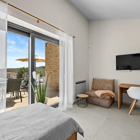 Andrea Double Or Twin With Pool, Balcony And Parking *
