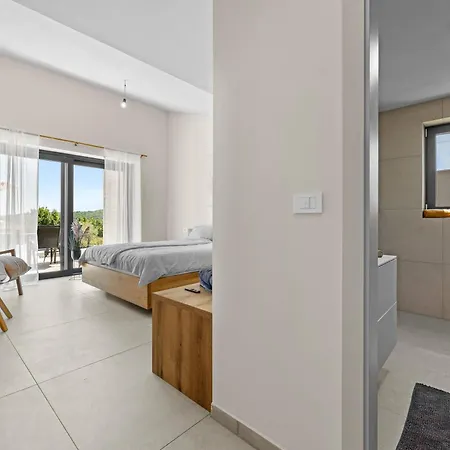 Andrea Double Or Twin With Pool, Balcony And Parking